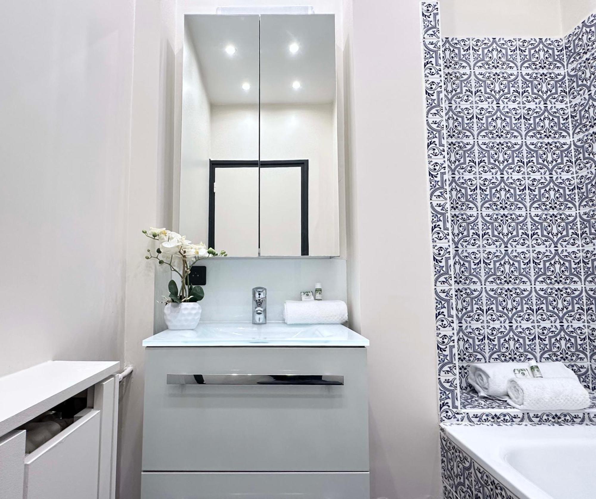 Stylish Apartment With A Balcony In Paris Exteriör bild