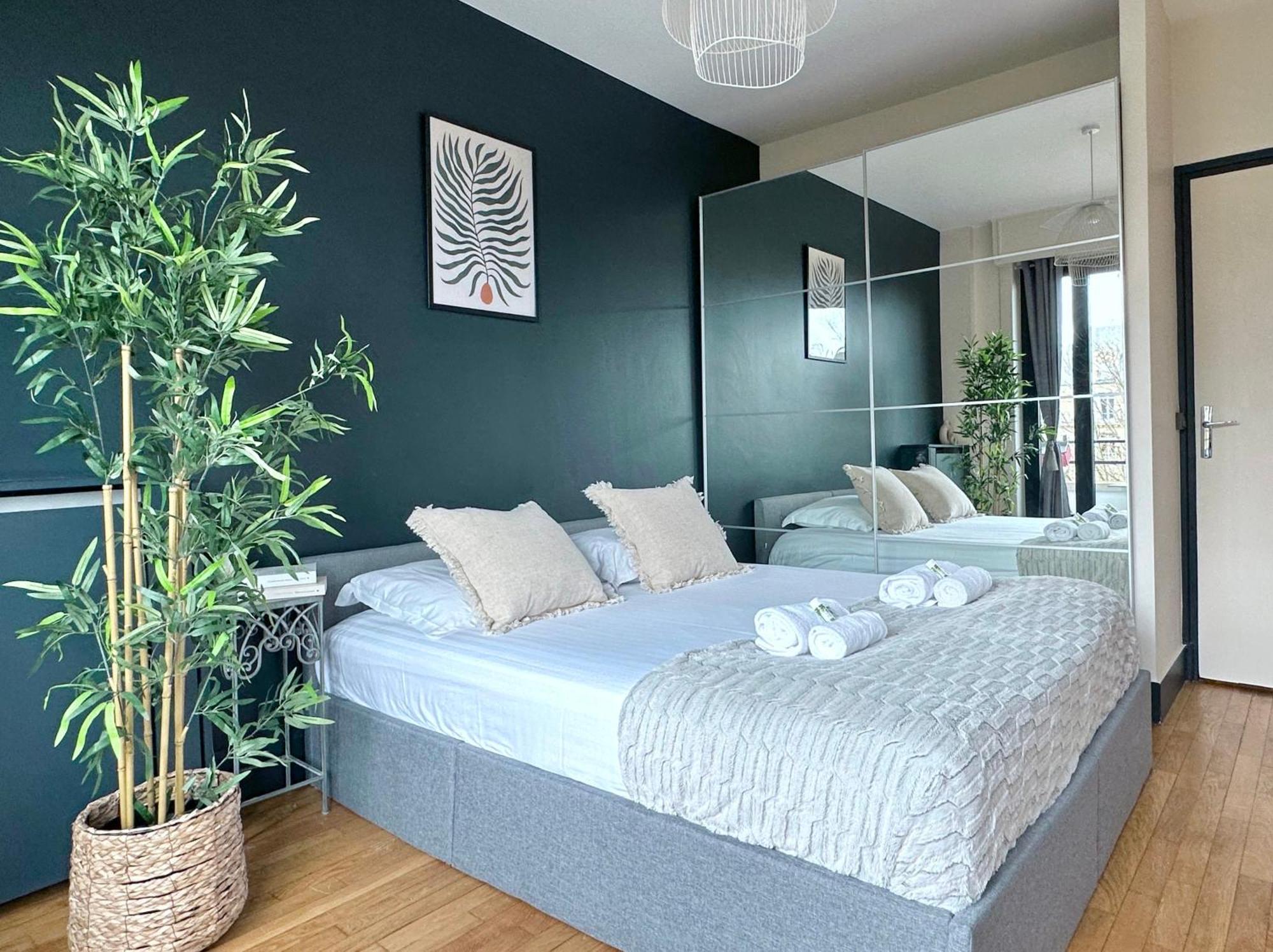 Stylish Apartment With A Balcony In Paris Exteriör bild