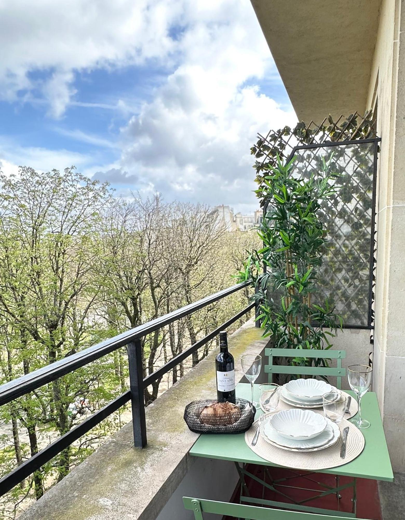 Stylish Apartment With A Balcony In Paris Exteriör bild
